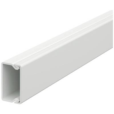 Un conduit de câbles rectangulaire en plastique blanc, ouvert sur le dessus, destiné à l'installation de câbles à l'intérieur.