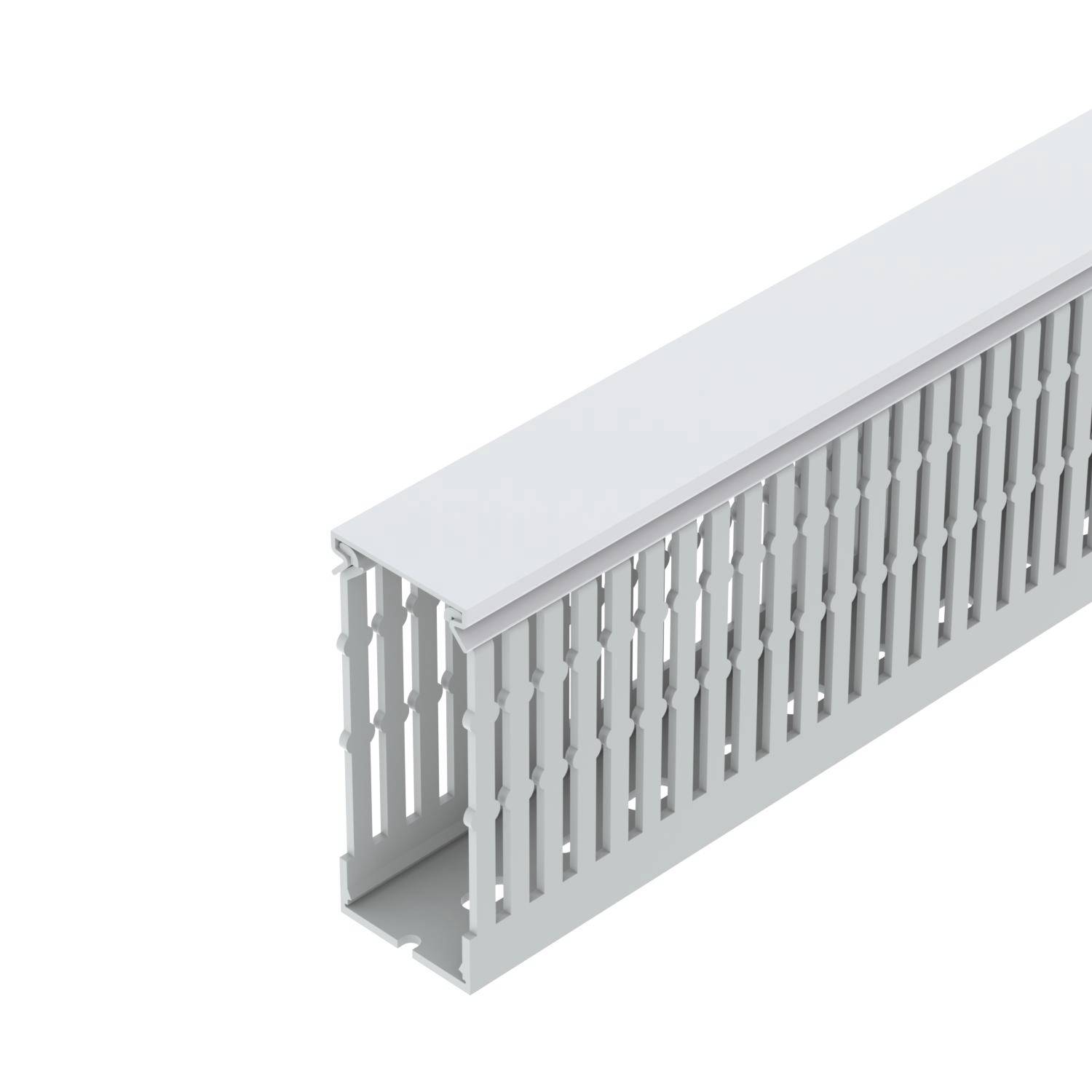 Un chenal de câbles blanc, rectangulaire, avec un couvercle amovible et des fentes de ventilation, destiné à l'acheminement ordonné des câbles.