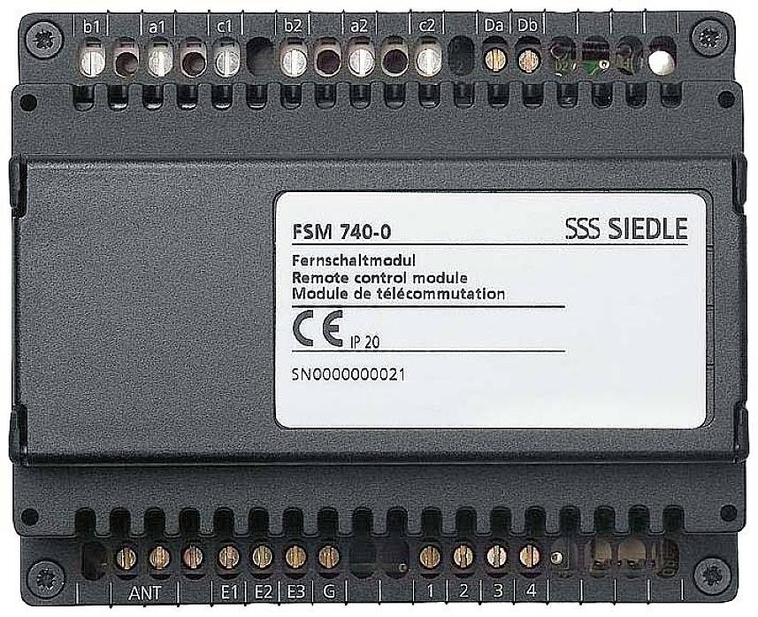 Module de commutation à distance SSS Siedle FSM 740-0 avec bornes de raccordement en haut et en bas, certification CE et numéro de série visibles.