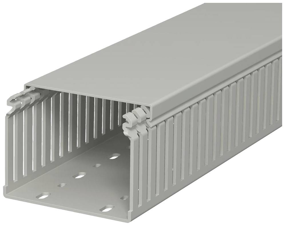 Un chenal de câbles en plastique gris avec des fentes latérales pour la gestion des câbles. L'extrémité ouverte révèle l'intérieur avec des trous de fixation.