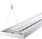 Lampe industrielle avec boîtier rectangulaire argenté, suspendue par un câble métallique, adaptée aux grands espaces ou aux halls industriels.