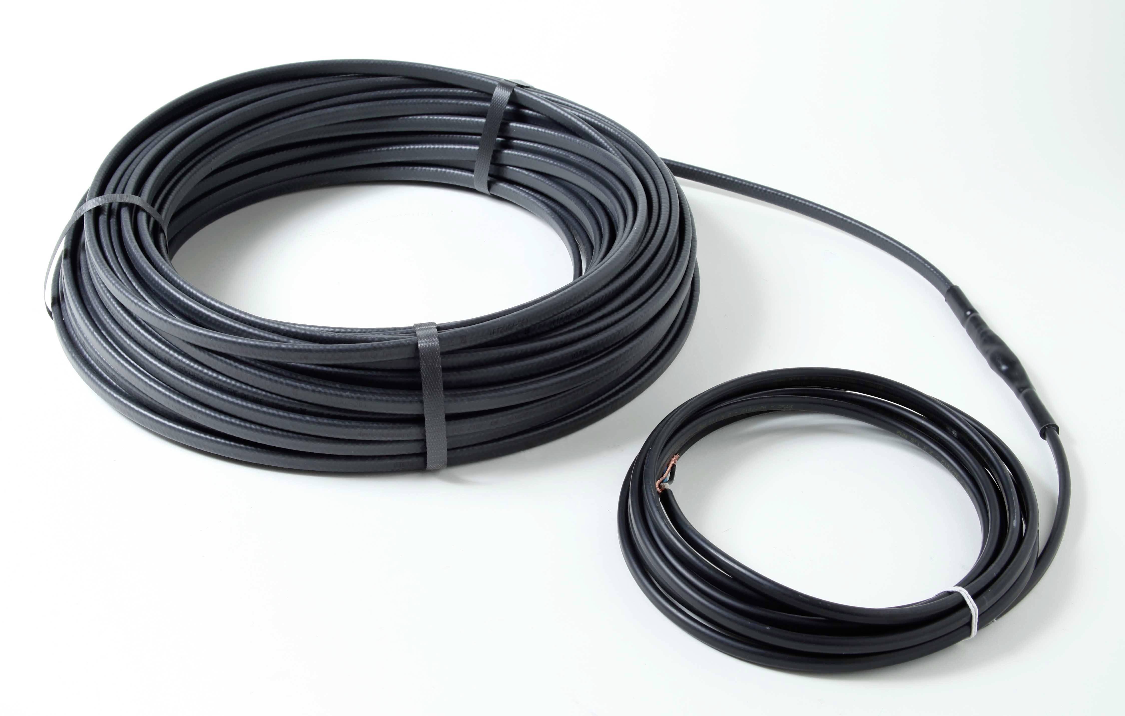 Un long câble noir enroulé est posé sur une surface blanche. À côté, un câble plus petit enroulé.