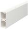 Un profilé rectangulaire blanc en plastique avec deux chambres intérieures, une fente latérale et une surface lisse.