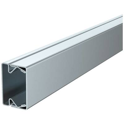 Rails métallique en U, de couleur argent, pour le montage de structures ou la fixation d'équipements, sur un fond blanc.