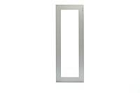 Un espace rectangulaire blanc vertical sur un fond blanc.