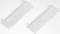 Deux pièces d'angle en plastique blanc rectangulaires, avec des bords droits et des découpes symétriques, placées devant un fond blanc.