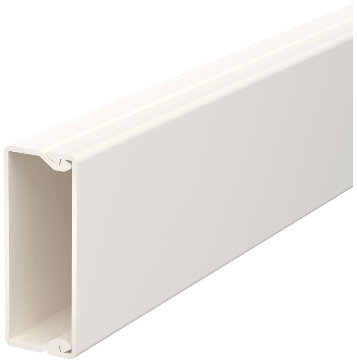 Un conduit de câbles blanc carré montre son ouverture. Il est lisse, en plastique et sert à l'acheminement des câbles à l'intérieur des locaux.