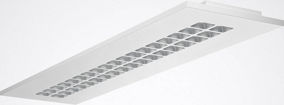 Un luminaire de plafond LED moderne avec un design en grille pour une meilleure répartition de la lumière.