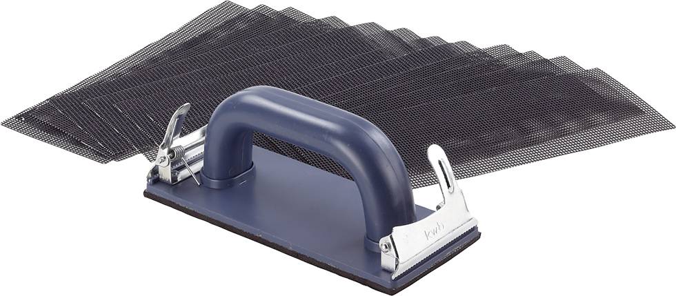 Un bloc de ponçage bleu avec une fermeture métallique, accompagné de plusieurs grilles de ponçage noires reposant sur une surface blanche.