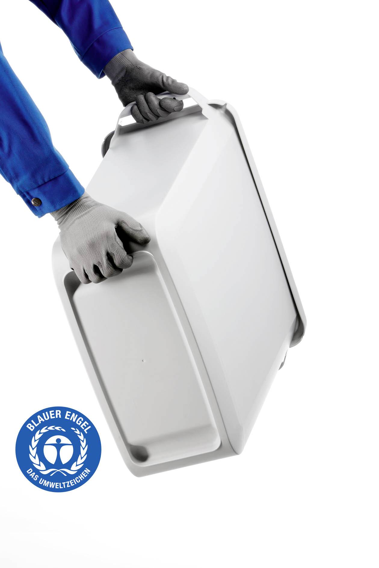 Une personne tient un récipient blanc. Le logo 'Ange Bleu Le Label Environnemental' est situé en bas à gauche.