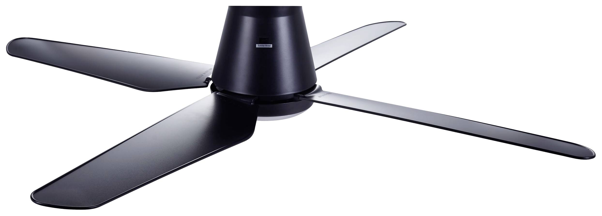 Un ventilateur de plafond noir avec quatre pales plates ; design épuré et moderne.