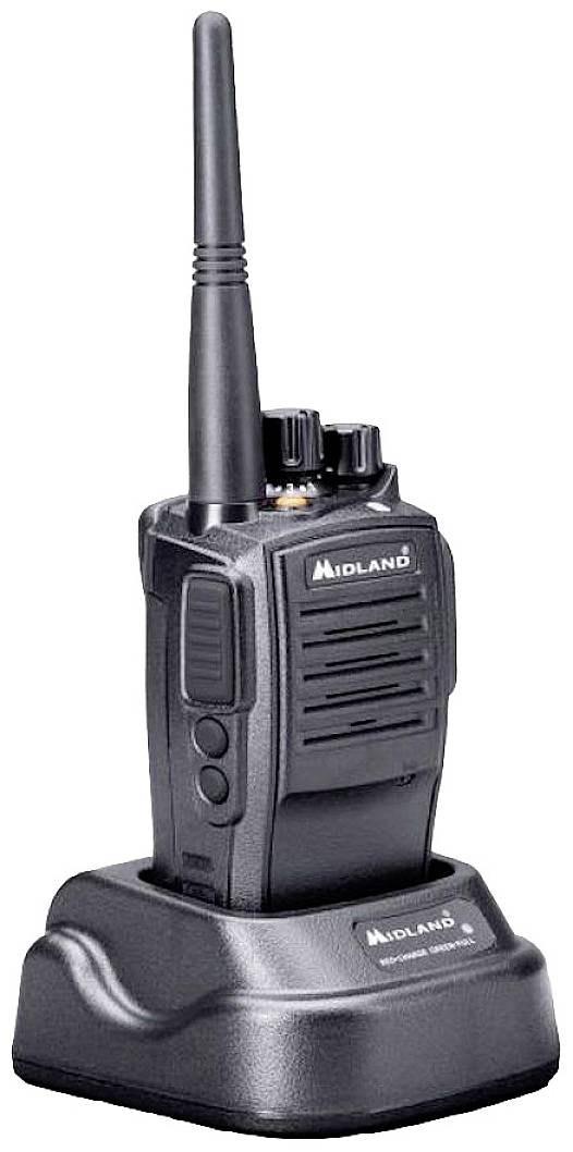 Un talkie-walkie noir avec antenne posé sur une station de chargement. Deux boutons rotatifs pour le volume et le canal sont visibles en haut de l'appareil.