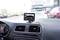 Un intérieur de voiture équipé d'un moniteur de caméra de recul intégré, affichant l'environnement derrière le véhicule sur un écran.
