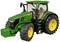 Tracteur vert avec des roues jaunes et des pneus noirs, orienté de face, sur un fond blanc. Le thème principal est les machines agricoles.