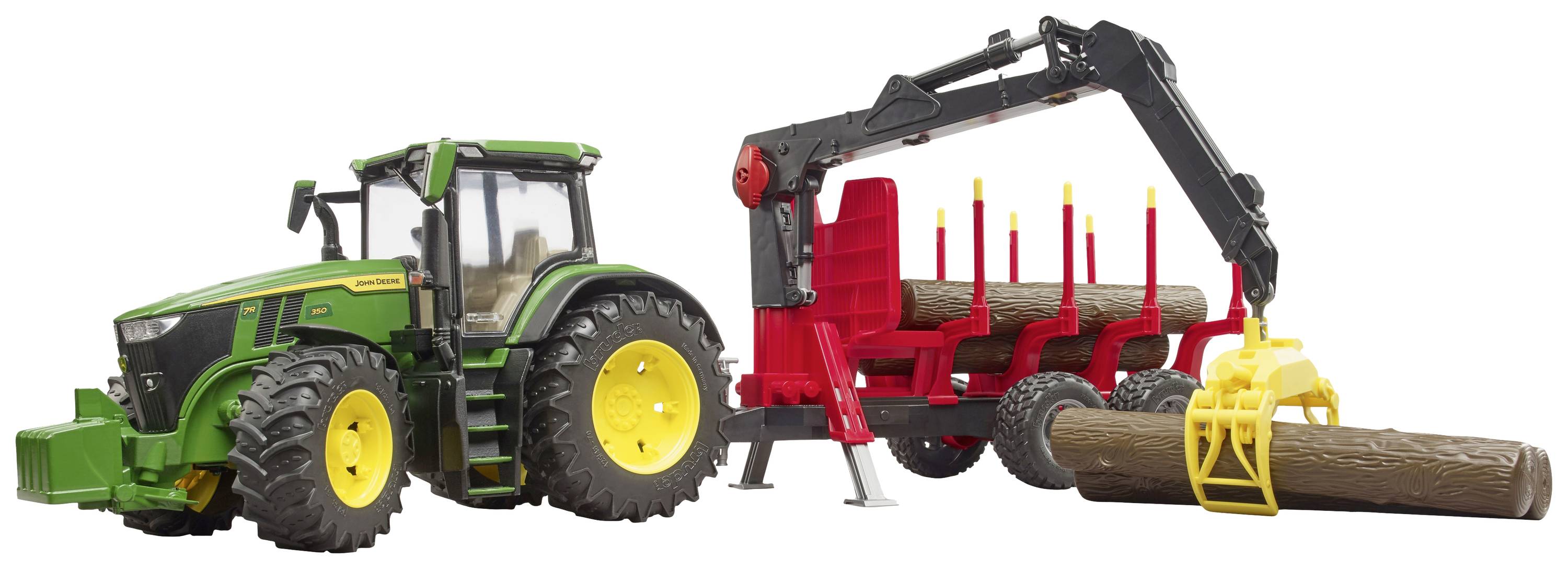 Un tracteur avec une remorque transporte des troncs d'arbres. La remorque est équipée d'un dispositif de préhension jaune pour soulever et charger les bûches.