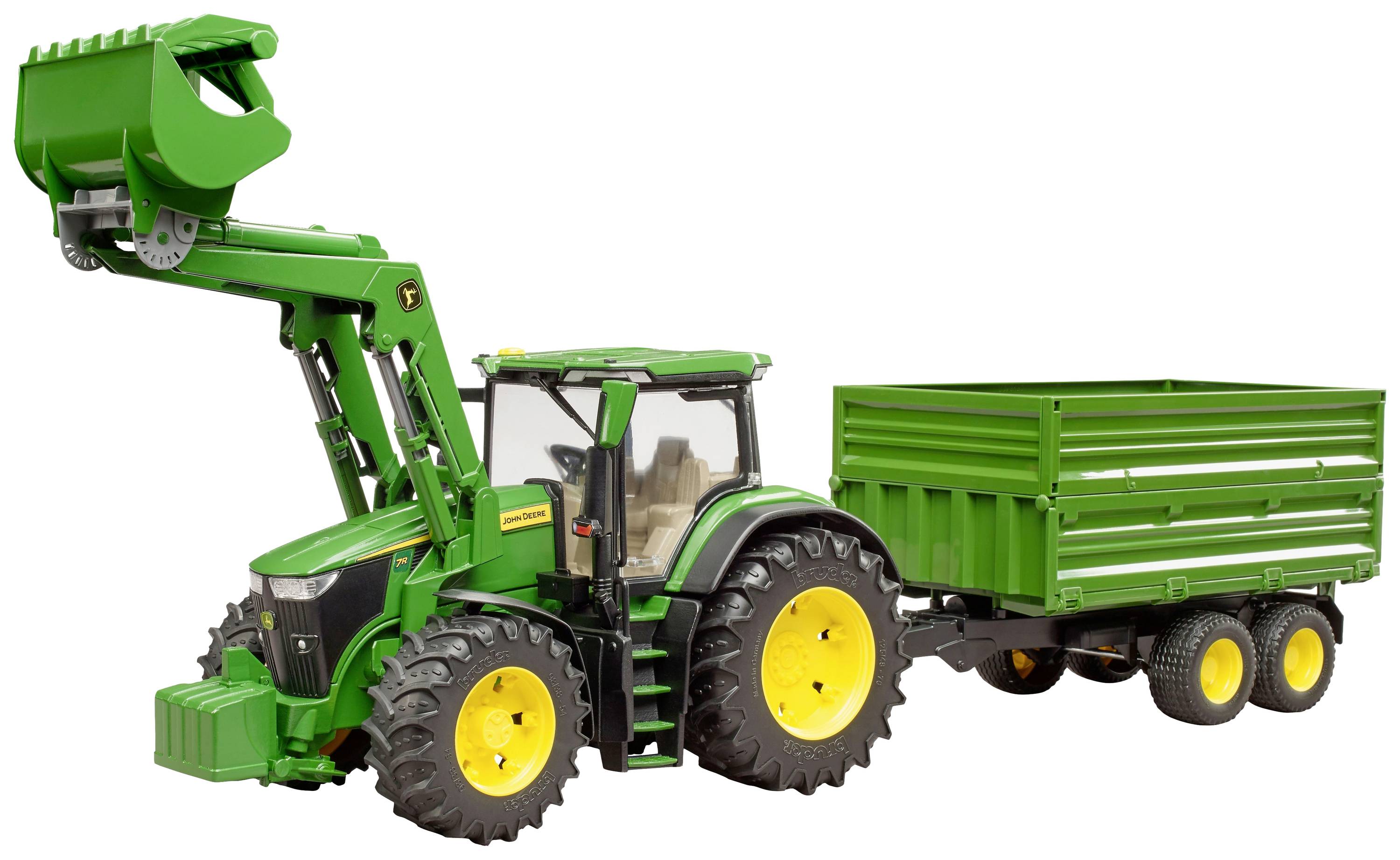 Un tracteur vert avec des roues jaunes tire une remorque verte. Le tracteur a un godet à l'avant.