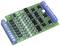 Circuit imprimé vert avec plusieurs puces noires et des connexions bleues de chaque côté. Adapté pour des applications électroniques.