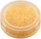 Un récipient rond rempli de cristaux orangés, probablement un produit absorbant l'humidité comme le gel de silice.