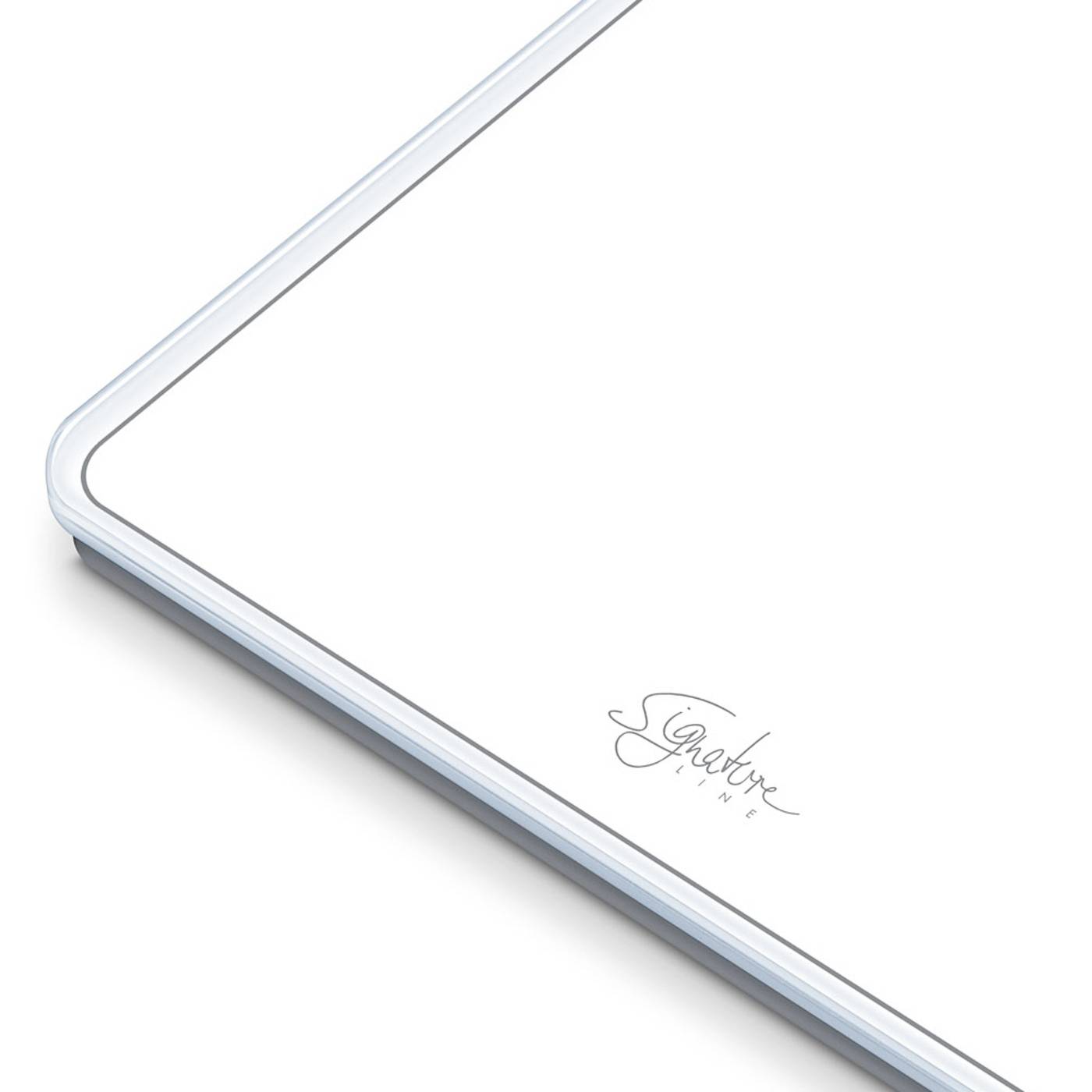 Coin d'un objet blanc, probablement un dispositif technique, avec l'inscription « Signature Line » dans le coin inférieur droit.