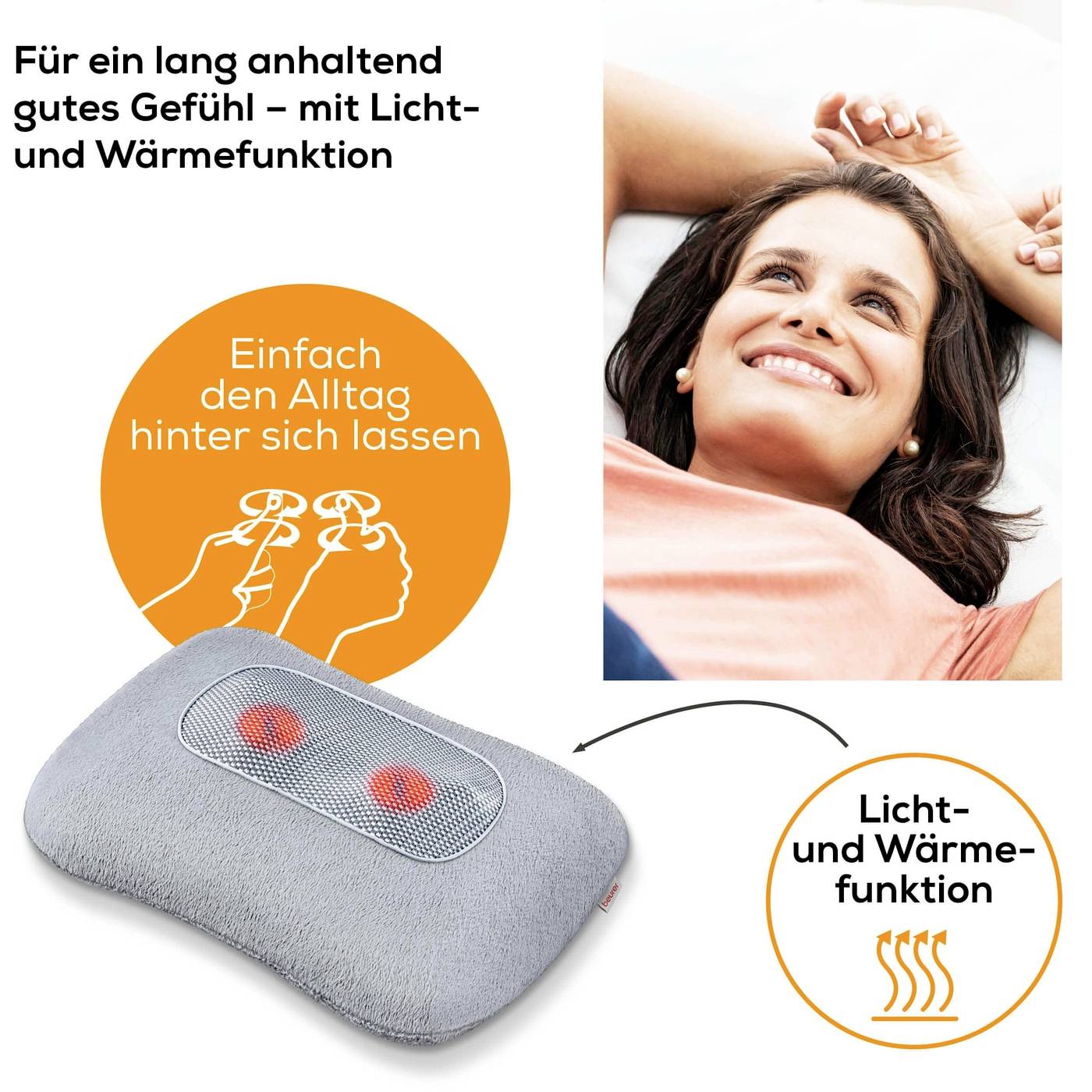 Une femme souriante se détend avec un coussin de massage gris offrant des fonctions de lumière et de chaleur pour faciliter le quotidien.