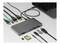 Un hub USB-C avec plusieurs ports est connecté à un ordinateur portable. Il présente divers câbles, cartes et types de connexions.