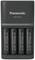 Un chargeur Panasonic, modèle BQ-CC55, équipé de quatre batteries Eneloop Pro, conçu pour les piles AA.