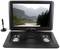 Un lecteur DVD portable avec un écran déplié affiche un paysage montagneux avec une rivière. Les touches et les commandes sont visibles.