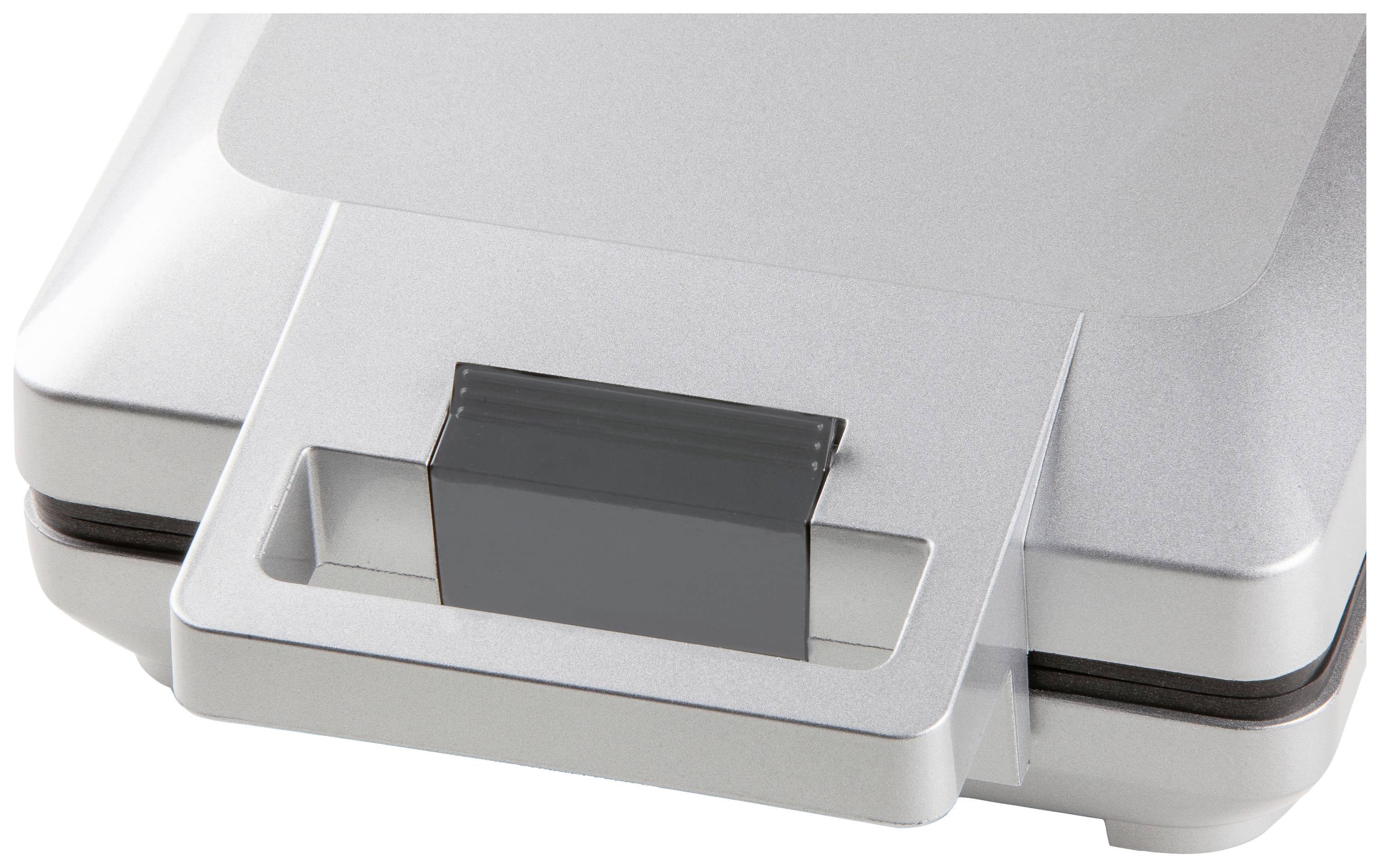 Fer à gaufres argenté en gros plan, montrant la partie supérieure et la poignée de l'appareil. Design élégant et moderne.