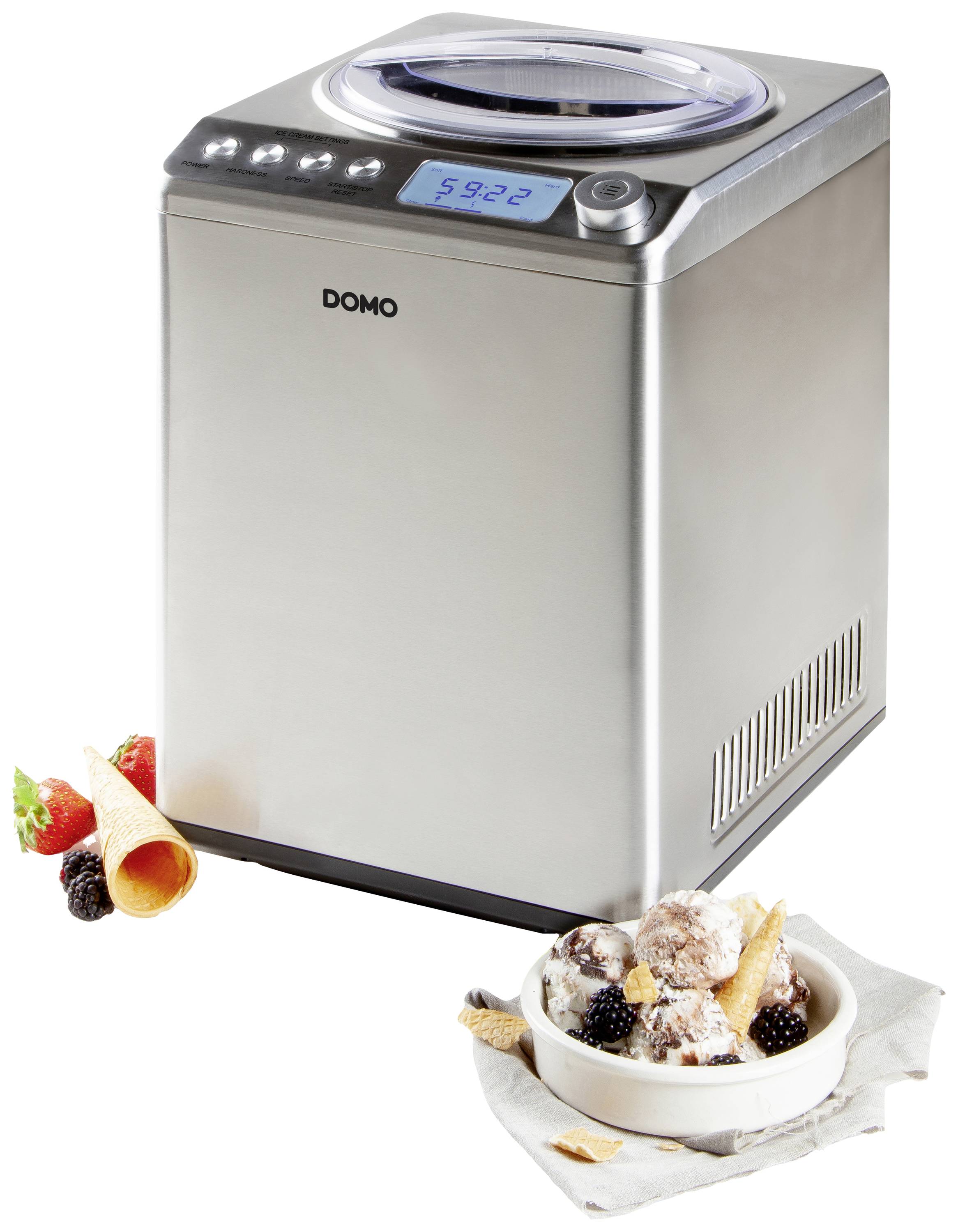 Machine à glace en acier inoxydable avec affichage numérique. À côté, un bol contenant des boules de glace, des fruits et des gaufres sur un torchon.