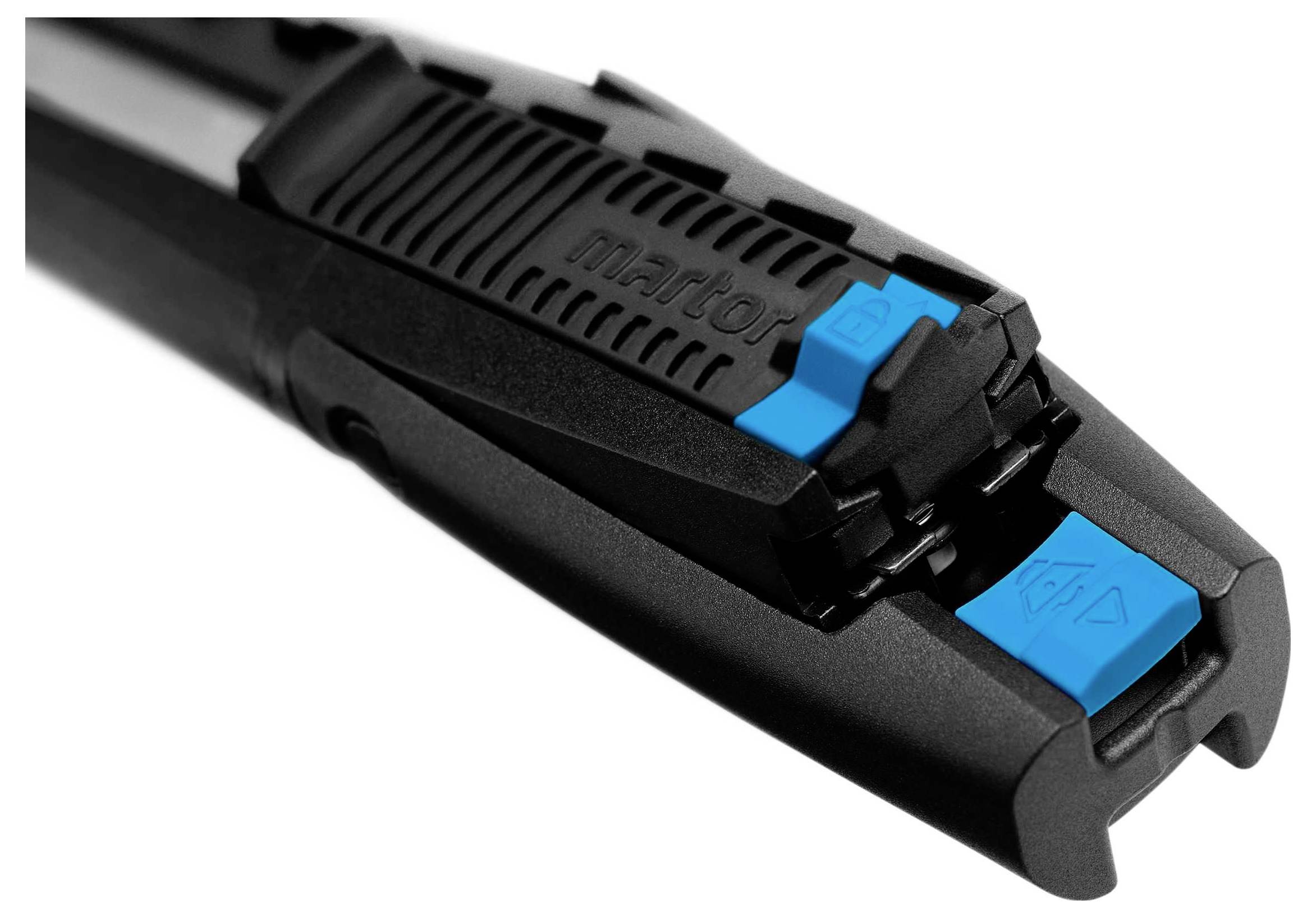 Un couteau de sécurité noir avec des boutons bleus. Les boutons bleus servent à sortir et rentrer la lame.
