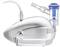 Inhalateur portable blanc avec un réservoir de médicament bleu attaché et un tube transparent, utilisé pour la thérapie respiratoire.