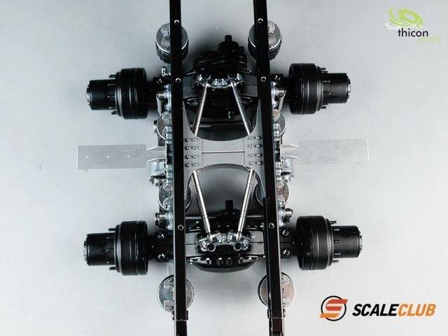 Un modèle de châssis avec un système de suspension et de transmission complexe, photographié d'en haut. Logos de marque de Thicon et Scaleclub.