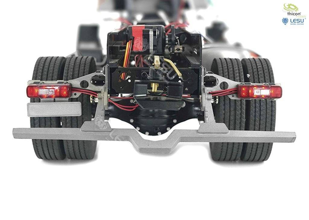 'Châssis de camion avec roues, suspension et feux de freinage, vu de l'arrière. Représentation technique de la technologie automobile.'