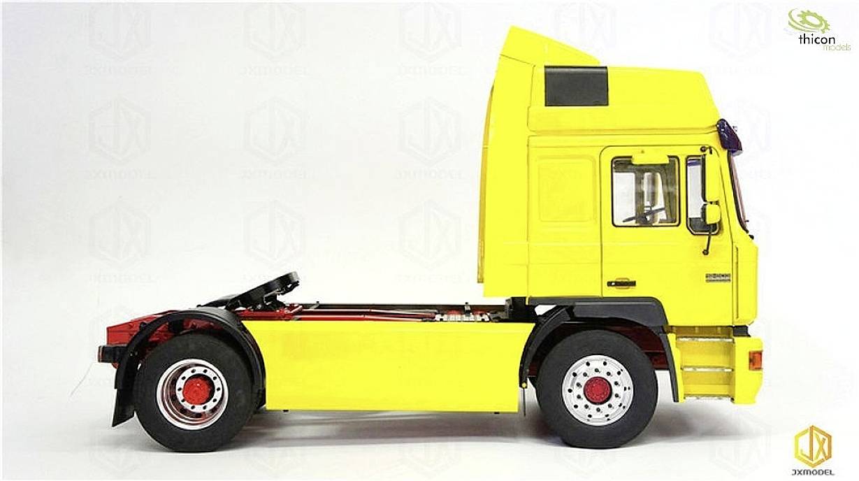 Un cabine de camion jaune, à l'échelle, sans remorque, sur un fond blanc. Elle montre la vue latérale du véhicule.