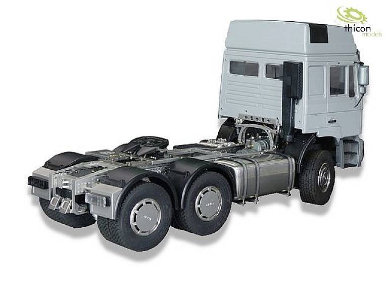 Modèle d'un tracteur de camion à six roues, avec une cabine grise et sans remorque, sur un fond blanc.