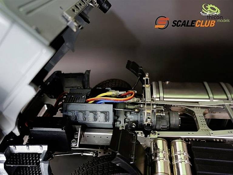 Modèle réduit de voiture avec capot ouvert offrant une vue détaillée du compartiment moteur ; présence des logos 'Scale Club' et 'Thicon models'.
