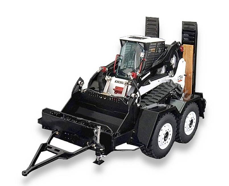Un chargeur compact blanc et noir avec un attelage, prêt pour le transport et les travaux de chantier.