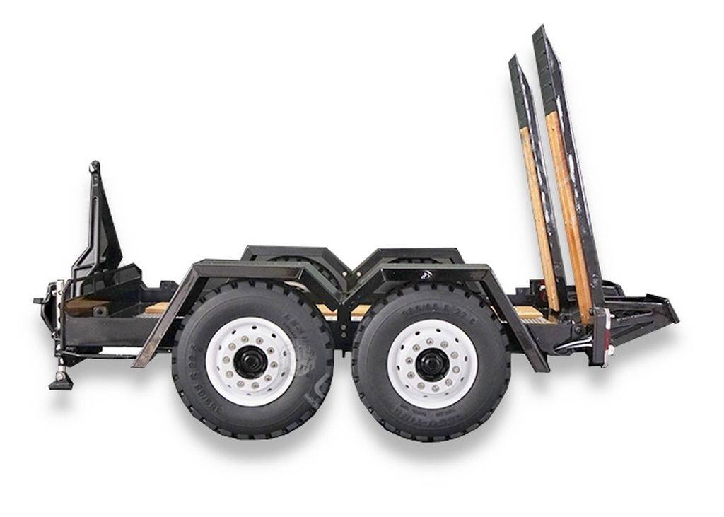 Remorque à deux essieux avec hayon basculant ; adaptée au transport de machines ou d'équipements lourds.
