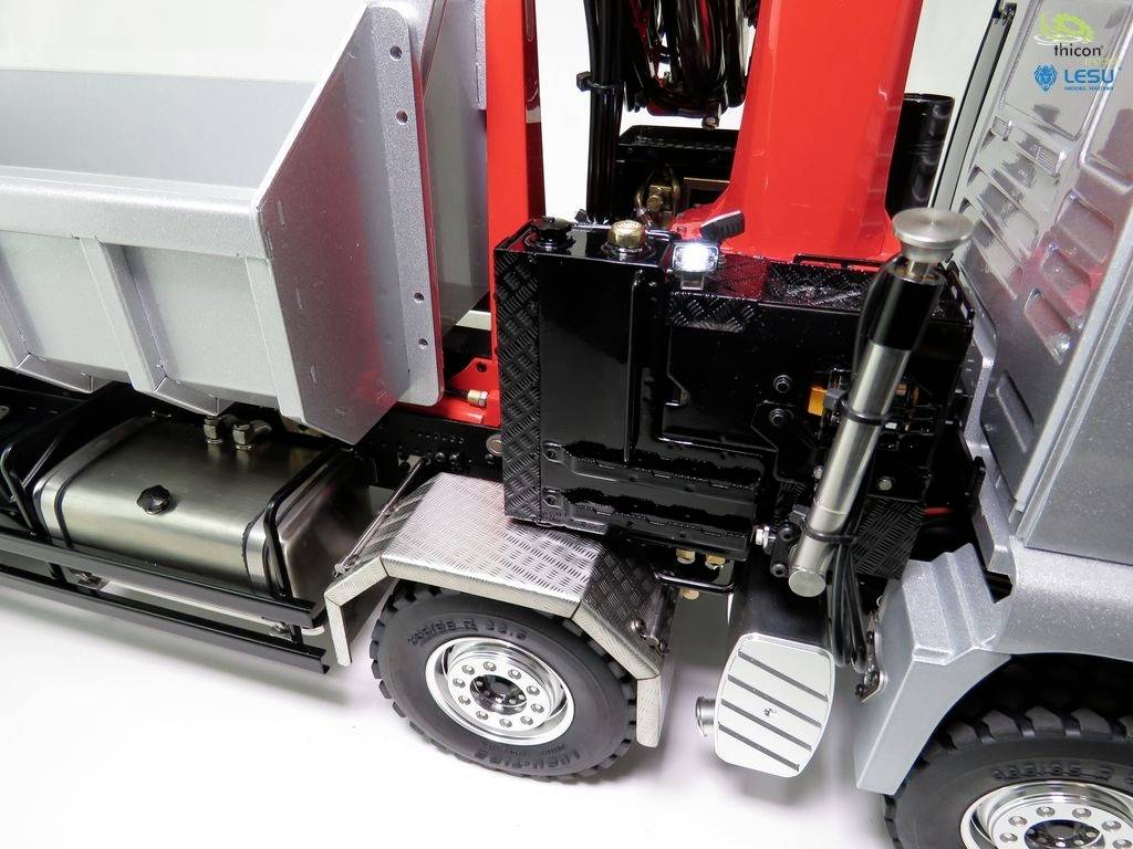 Un camion-modèle en métal et en plastique, avec une reproduction détaillée des suspensions et du moteur. L'accent est mis sur la vue latérale.