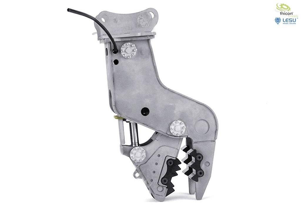 Un outil de préhension hydraulique argenté avec des mâchoires dentelées, adapté aux engins lourds ou aux pelles mécaniques.