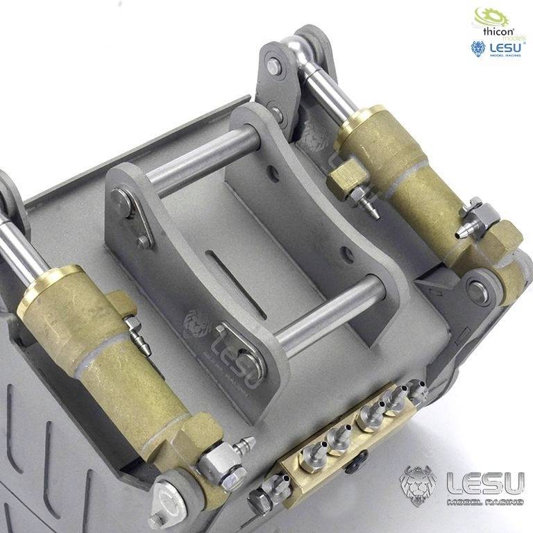 Bras préhenseur métallique avec cylindres hydrauliques, adapté pour pelleteuse de modélisme, avec logo de l'entreprise "LESU" visible.