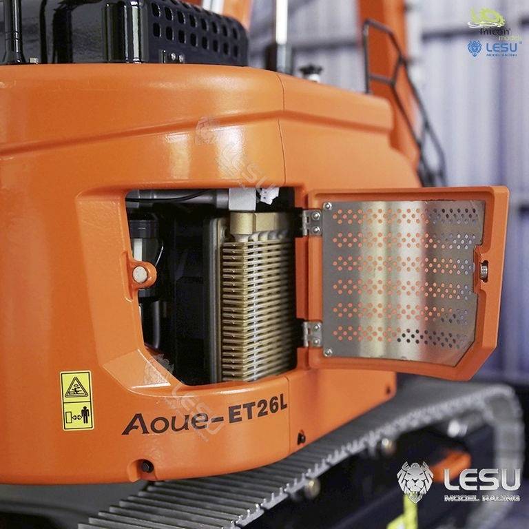Un pelleteuse orange avec le capot moteur ouvert, montrant le radiateur visible. Les logos de 'LESU' et 'Aoue-ET26L' sont visibles.