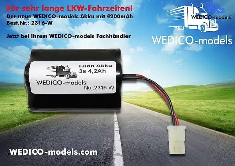 L'image montre une batterie lithium-ion de WEDICO-models portant l'inscription '3S 4,2Ah'. L'arrière-plan présente une route de campagne sous un ciel bleu.