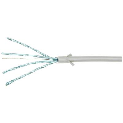 Un câble réseau ouvert avec quatre paires de fils torsadés luisant en bleu, révèle la structure interne et le câblage.
