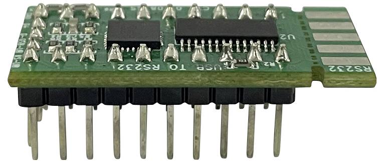 Une carte de circuit imprimé électronique verte avec des broches métalliques et deux puces noires, utilisée pour la communication série dans les réseaux informatiques.