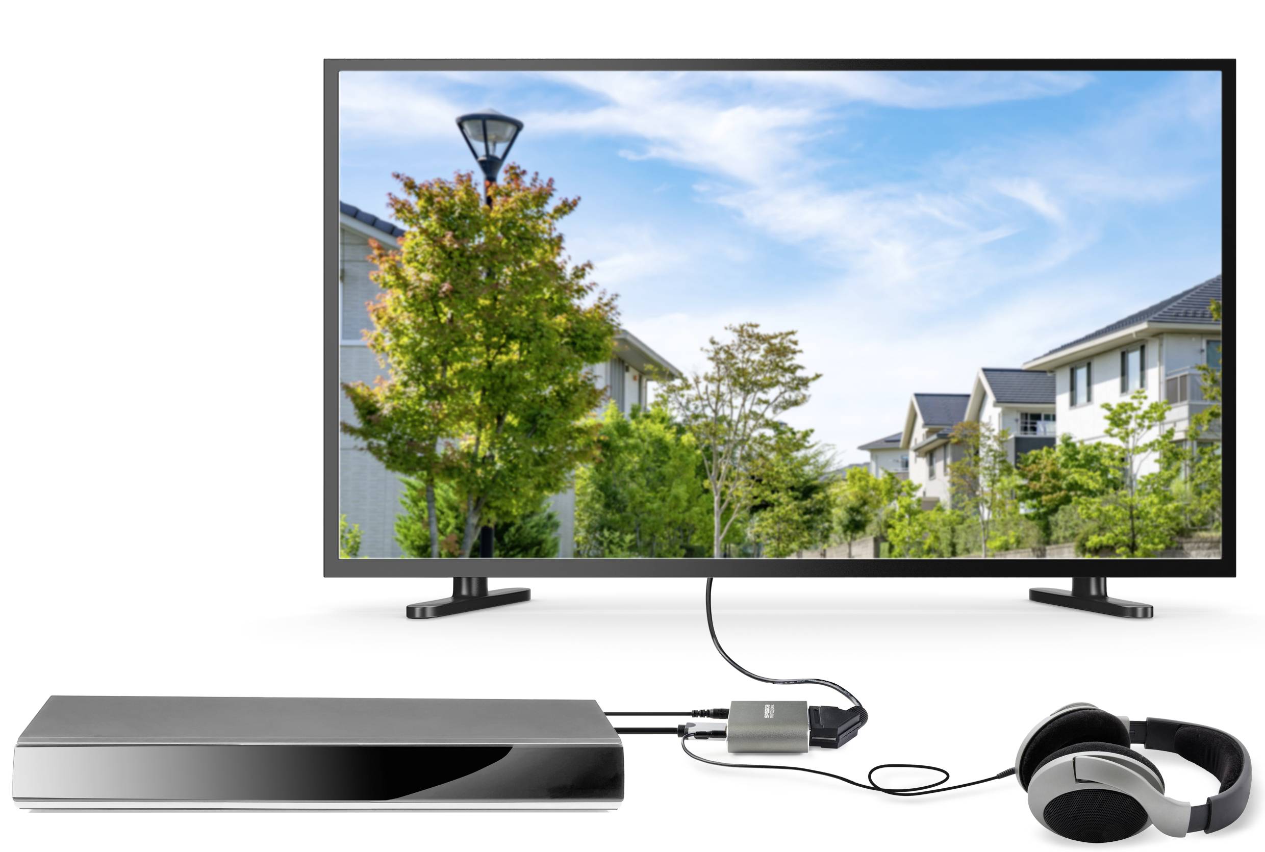 Un téléviseur affiche une image de maisons avec des arbres. Un casque est branché à un appareil connecté au téléviseur.