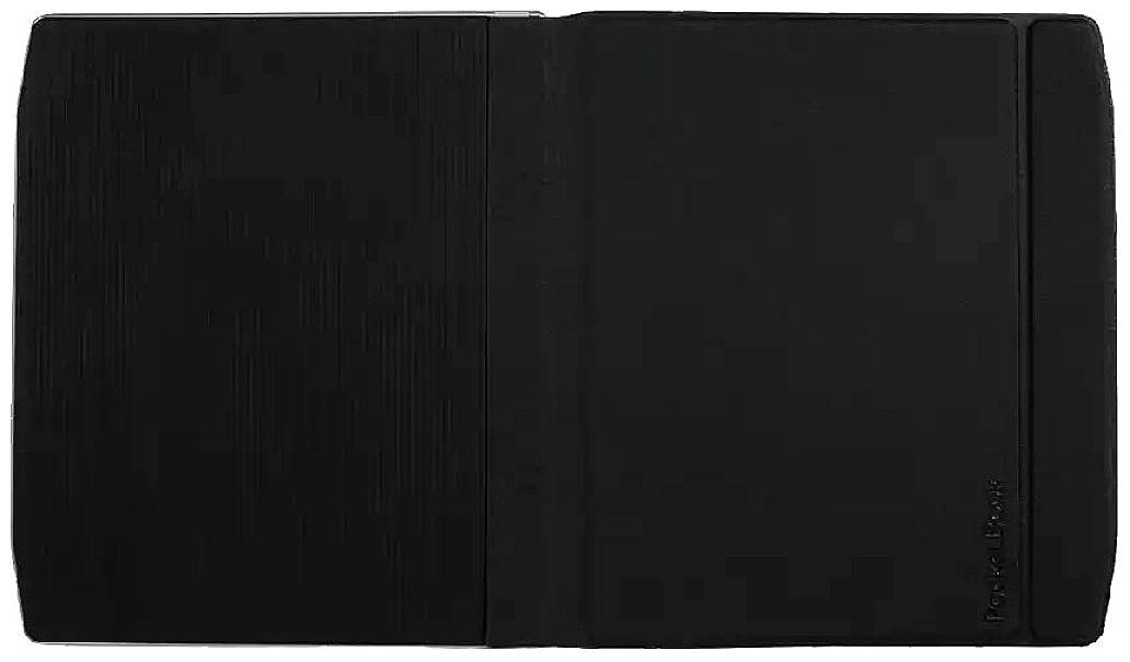 Carnet noir ouvert, à la couverture lisse et à fermeture élastique. Nom de la marque estampé dans le coin inférieur droit.