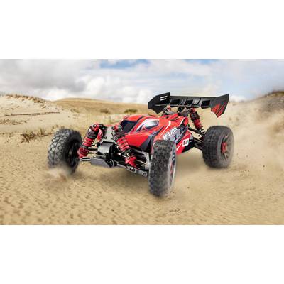 Une voiture télécommandée rouge fonce à grande vitesse à travers un paysage désertique, soulevant des nuages de sable.