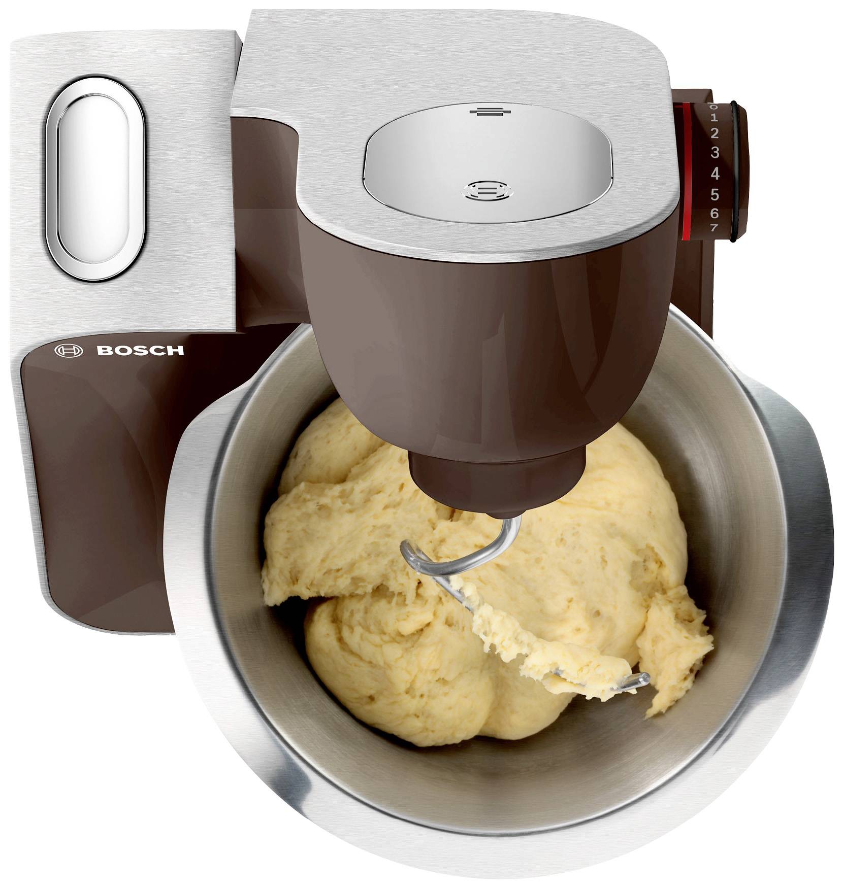 Un robot de cuisine avec un boîtier marron et un bol en acier inoxydable mélange de la pâte à l'aide d'un crochet pétrisseur. À gauche est inscrit 'BOSCH'.