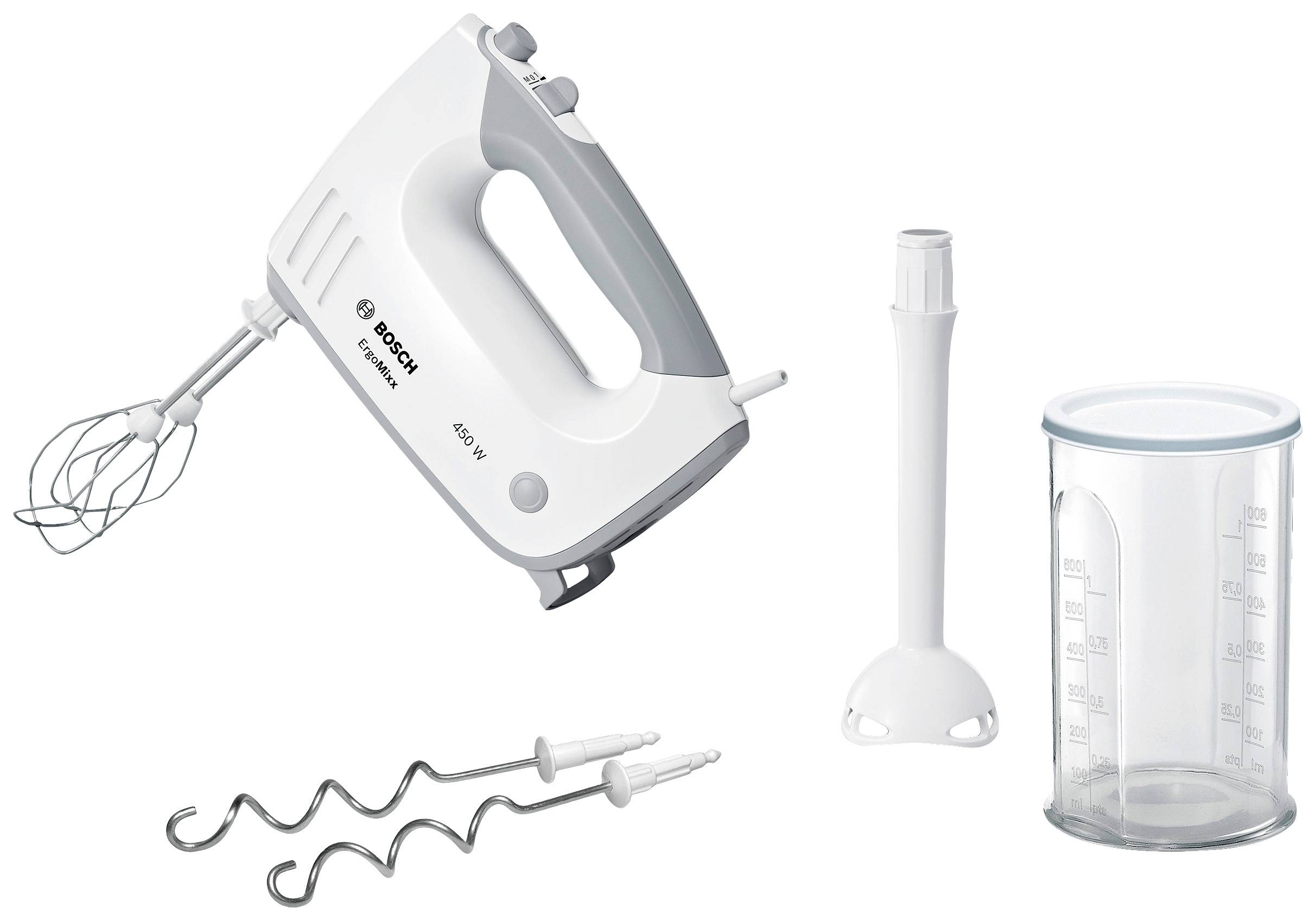 Un mixeur électrique blanc avec différents accessoires, dont fouets, crochets pétrisseurs et mixeur plongeant. À côté se trouve un verre doseur.